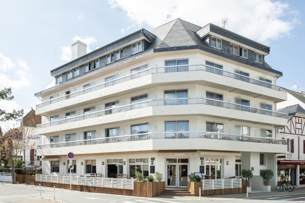 hotel facade 2055 min - Hôtel Restaurant à La Baule